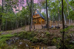 15 min to Town, Creekside, Sauna, Hot Tub, Fire Pit