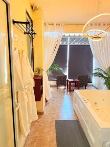 New Stay Offer - Luxury 3BHK with Jacuzzi in Balcony