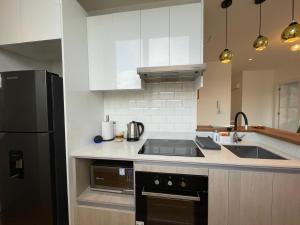 Stunning high-rise apartment with panoramic view, Jacuzzi, gym, Near Carolina Park, Atahualpa Stadium, Quicentro Shopping