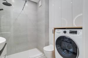 Perfect Location - Modern Riverside Apartment