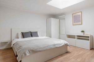 Large apartment in the center of Warsaw by P&M