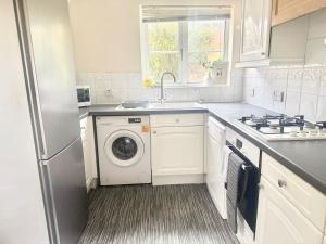 Enjoy a stay in Woodlands 4 Bedroom Home in Ashford, Kent!