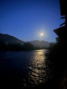 Над рікою Міжгірʼя