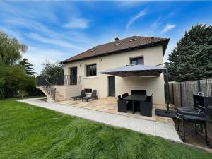 Au Grand Cèdre - garden and billiard with family