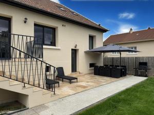 Au Grand Cèdre - garden and billiard with family