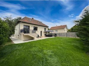 Au Grand Cèdre - garden and billiard with family