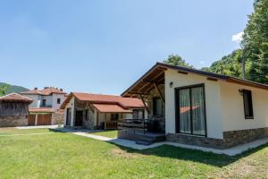 Двете къщи село Бели осъм