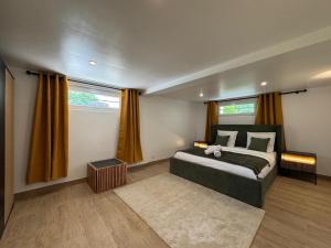 Au Grand Cèdre - garden and billiard with family