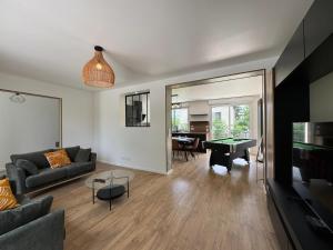 Au Grand Cèdre - garden and billiard with family