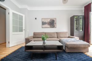 Vokieciu st Apt with Balcony I In the Center of itI cohost