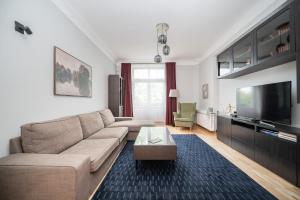 Vokieciu st Apt with Balcony I In the Center of itI cohost