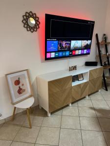 Cozy apartment 5 min to the sea and airport