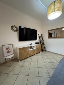 Cozy apartment 5 min to the sea and airport