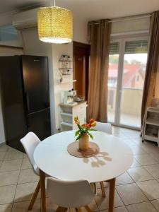 Cozy apartment 5 min to the sea and airport