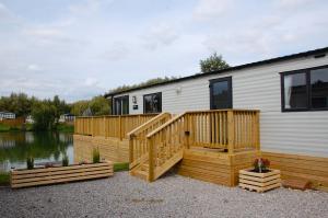 Castleton Static lodge on Wold View Fisheries Leisure Park