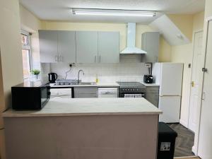 Spacious 3 Bedroom house in Luton with free on-street parking, Close to Airport and Town Centre