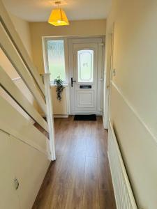 Spacious 3 Bedroom house in Luton with free on-street parking, Close to Airport and Town Centre