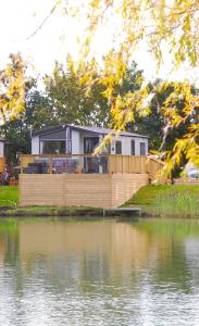 Castleton Static lodge on Wold View Fisheries Leisure Park