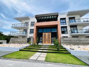 Luxury and comfortable 2BR Apt in PC Village