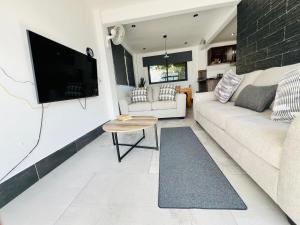 Casa con vista al lago y parqueo en la zona viva