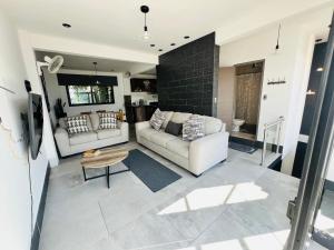 Casa con vista al lago y parqueo en la zona viva