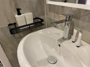 SARA 2 Luxe Royal Suite 1-BR Prime Location