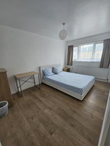 Extra Large Room Near Stratford Station