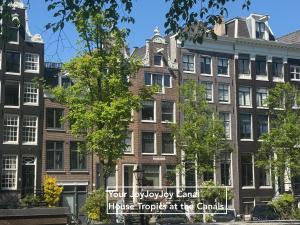 JoyJoyJoy the Red Sun ecolicious studio in the historic Canalhouse Tropics at the Canals from 1729