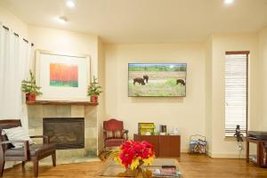 Modern 2BR Home - Memorial Park