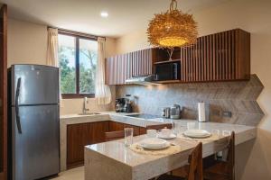 Tulum Getaway - 1BR with 2 Queen Beds Pool Office Area & Gym