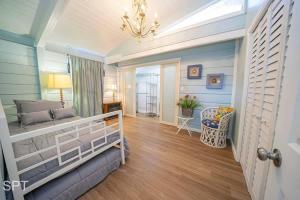 Warm Vibes 5 mins to Beach Cool Retro Feel home