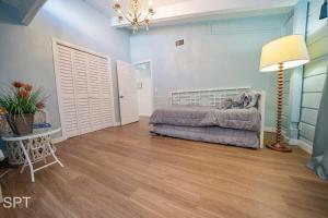 Warm Vibes 5 mins to Beach Cool Retro Feel home