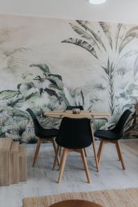 Apartment steps to the beach and casino