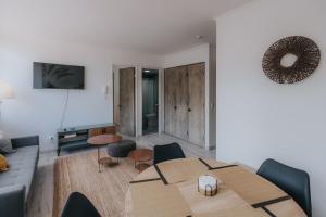 Apartment steps to the beach and casino