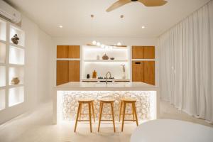 Tomar El Sol by Alfred in Bali