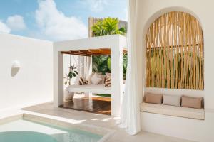 Tomar El Sol by Alfred in Bali