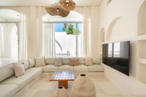 Tomar El Sol by Alfred in Bali