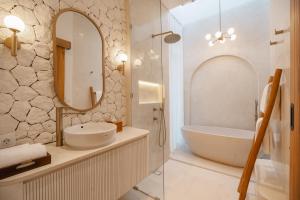 Tomar El Sol by Alfred in Bali