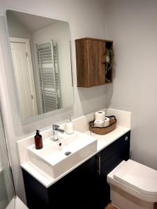 2 Bed House - Sleeps 4 - Parking