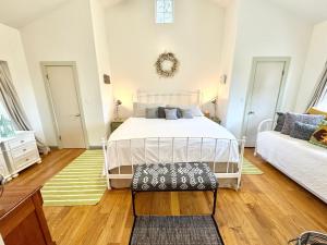 The Rivery Retreat, Choose from Luxury Guesthouse Cabin OR Poolside Suite in Lake Austin Hill Country