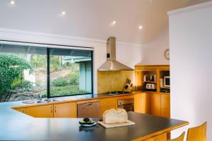 Idyll Estate - Bushland Gem with Spa & Tennis Court