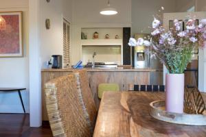 Higgins Hideaway - Central Cottage with Garden Oasis