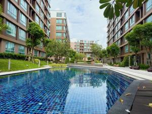 Spacious 1BR wSofa Bed Pool Gym 1Gbps Wi-Fi