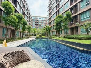 Spacious 1BR wSofa Bed Pool Gym 1Gbps Wi-Fi