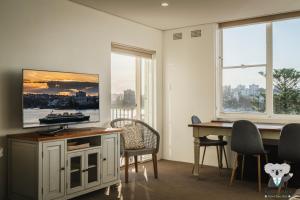 KozyGuru | Manly | Steps from the Coastal Bliss