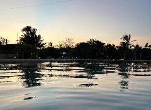 Beira do rio com píer e piscina