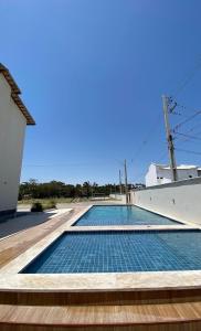 Beira do rio com píer e piscina