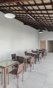 Beira do rio com píer e piscina