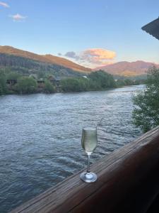 Над рікою Міжгірʼя