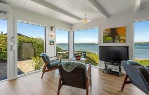 Holiday Home With Panoramic Views At Anslet Beach